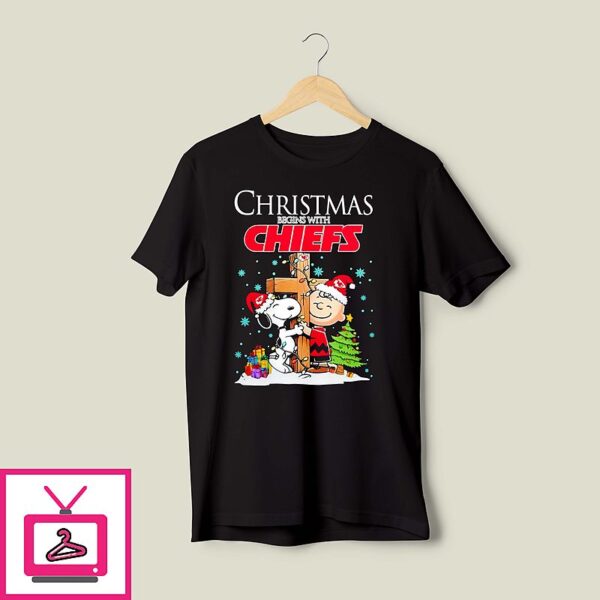 Chrismas Begins With Kansas City Chiefs Football Vs Snoopy And Charlie Brown T-Shirt