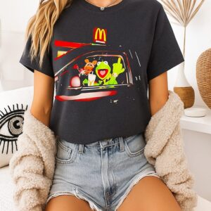 Frog Kermit Middle Finger And Miss Piggy Riding Car At Mcdonalds T-Shirt
