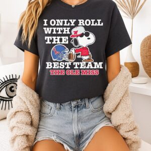 Ole Miss Rebel X Snoopy Wearing Glasses I Only Roll With The Best Team The Ole Miss T-Shirt