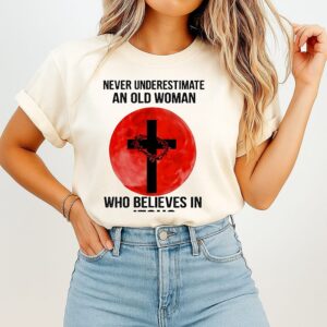 Sunset Never Underestimate Old Woman Who Believe In Jesus T-Shirt