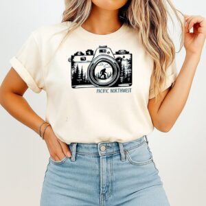 Bigfoot Pacific Northwest Camera Lens Vintaga T-Shirt