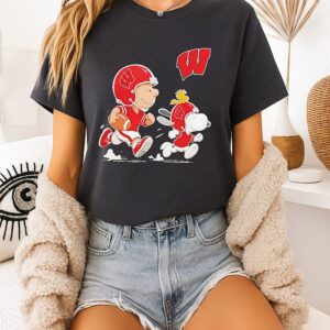 Wisconsin Badgers X Charlie Brown Woodstock And Snoopy Football Running NCAA T-Shirt