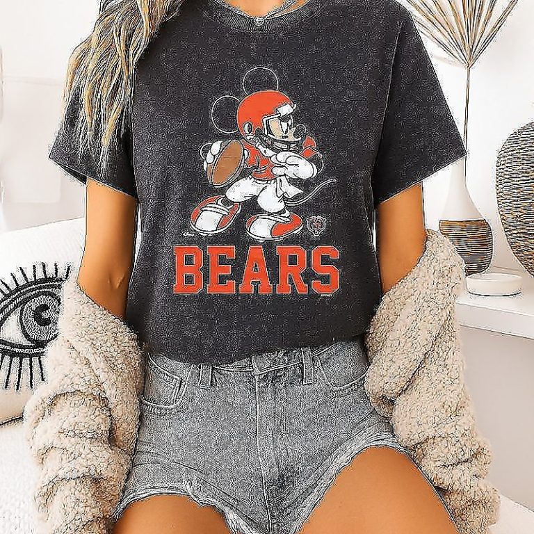 Mickey Mouse Quarterback X Chicago Bears Disney Cartoon T-Shirt